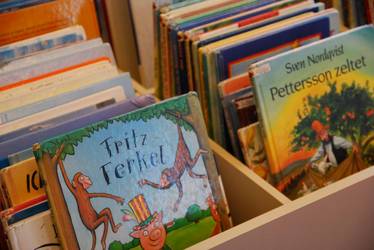 Bilderbücher in Holzkasten