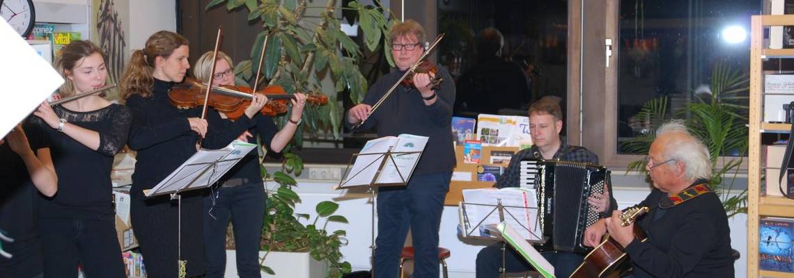 Musiker in der Bücherei, die im Rahmen der Ausstellungs-Eröffnung Musik machen