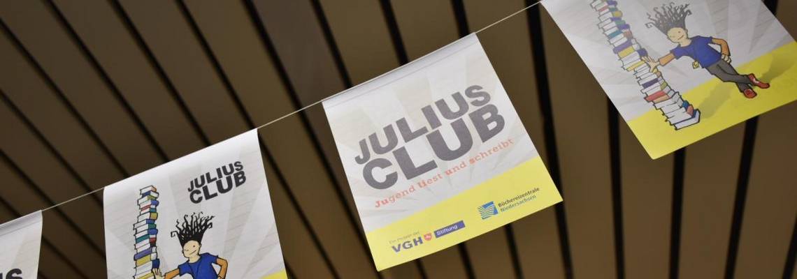Girlande mit dem Logo des Julius Club