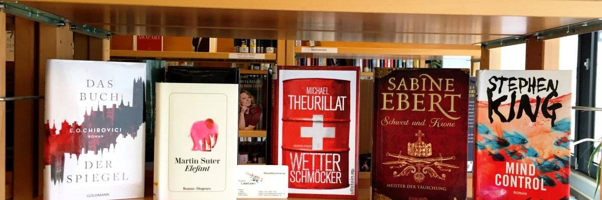 Regal mit Bestsellern und einem Leseausweis