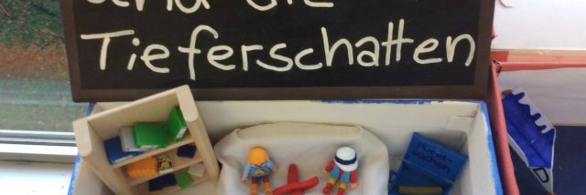 Lesekiste: Das Buch Rico, Oskar und die Tieferschatten wird in einem Schuhkarton plastisch dargestellt