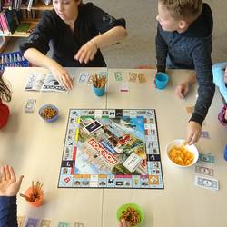 Kinder spielen Monopoly
