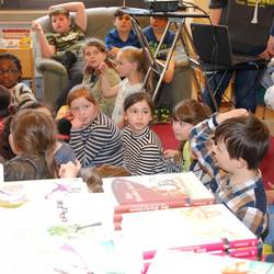 Die Kinder hören der Autorin zu und stellen Fragen