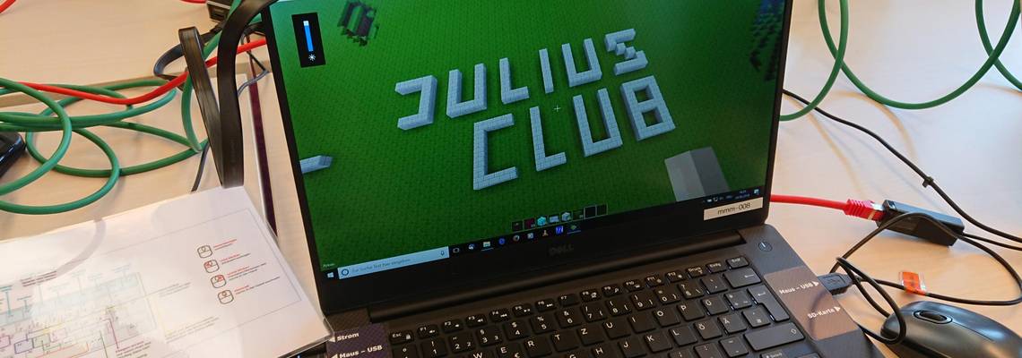 Laptop mit Julius Club Schriftzug