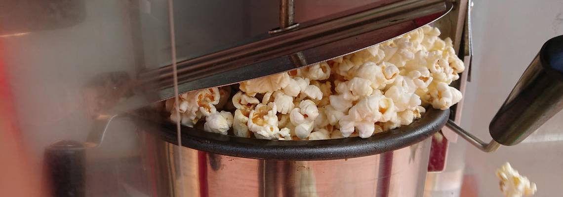 Popcorn wird frisch mit einer Popcornmaschine gemacht