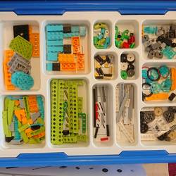 Ein Kasten voller Bauteile um Lego-Roboter zusammenzusetzen
