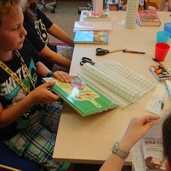 Kinder bearbeiten ihre für die Bücherei ausgesuchten Bücher