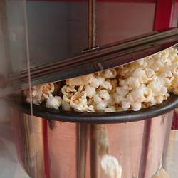 Popcorn wird frisch mit einer Popcornmaschine gemacht